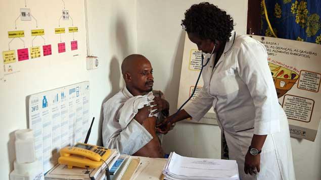 Le jeune Guinéen guéri de la fièvre Ebola quitte l’hôpital