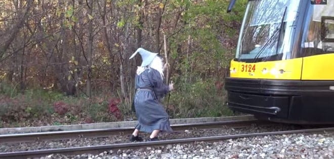 Vidéo: Un homme décide de stopper un train, Regardez: