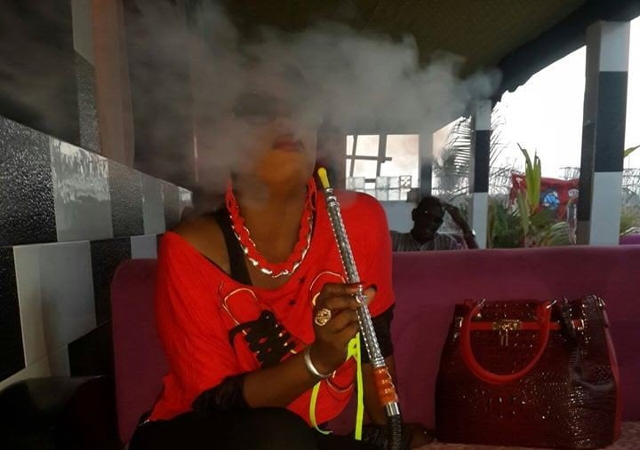 2 Photos: Guigui fume la chicha… Regardez