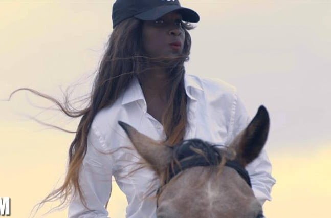 (2) Photos: Lissa se prend pour une star de cinéma. Regardez