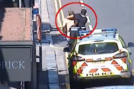 Vidéo: Il porte secours à deux policières en plaquant le suspect