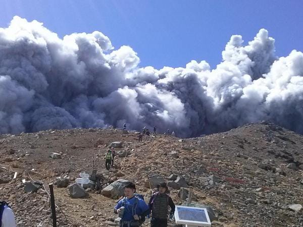 Vidéo: Des randonneurs japonais surpris par un volcan ce samedi 27 sept-Regardez…