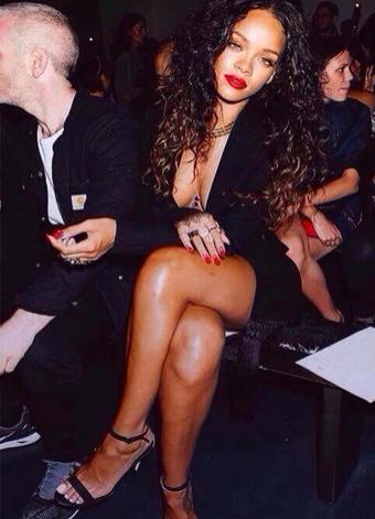 Photo-Le décolleté torride de Rihanna