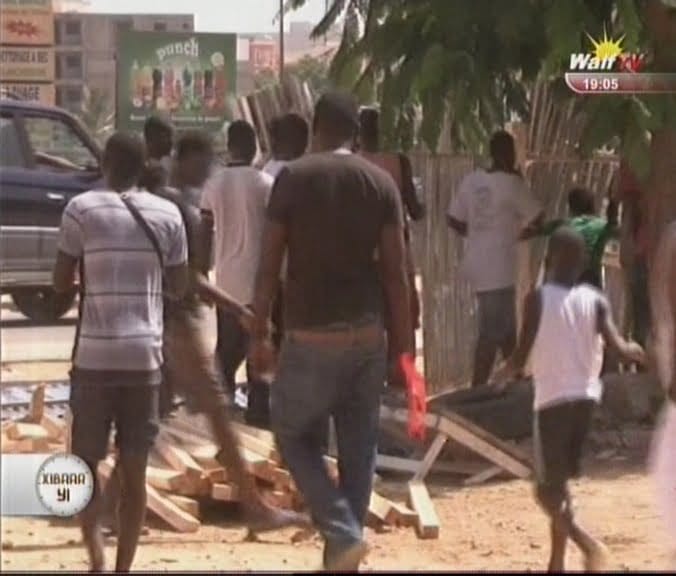 Vidéo: Ouest Foire:les habitants ont manifesté sur une construction d’une station d’essence. Regardez