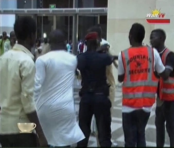Vidéo: Un fan de Pape Diouf tabassé au Grand Théâtre par un policier. Regardez