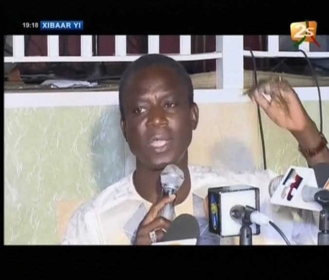 Vidéo: Thione Seck face à la presse pour clarifier l’affaire des 100 millions. Regardez