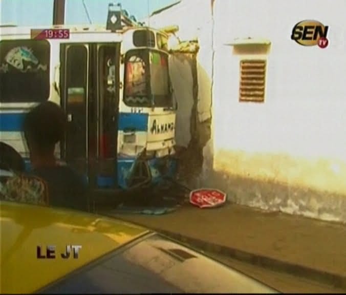 Video: Un bus termine sa course dans une boutique et provoque beaucoup de dégâts. Regardez