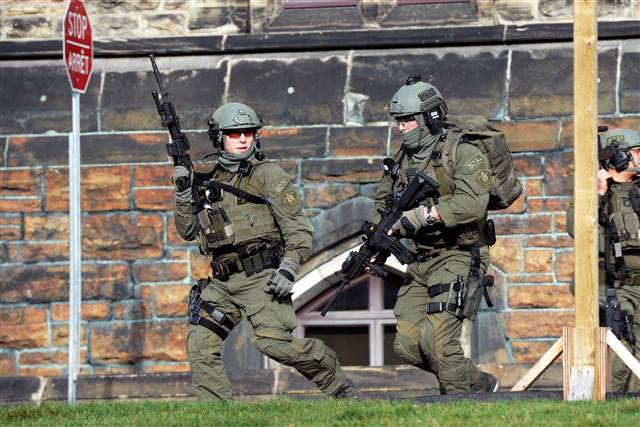 Vidéo – Fusillade de Michael Zehaf-Bibeau à Ottawa: L’échange des tires filmé à l’intérieur du parlement. Regardez