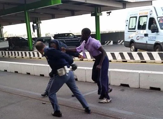 (10) Photos: Un immigré sans papiers massacre deux policiers italiens. Regardez