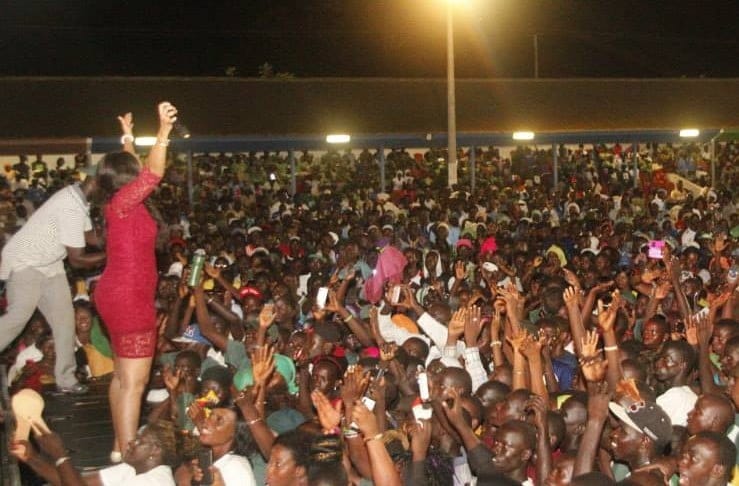 (7) Photos: foule immense au concert de Aida Samb en Gambie. Regardez