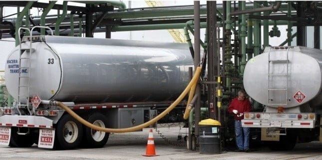 Macky Sall demande au gouvernement de faire baisser les prix du carburant