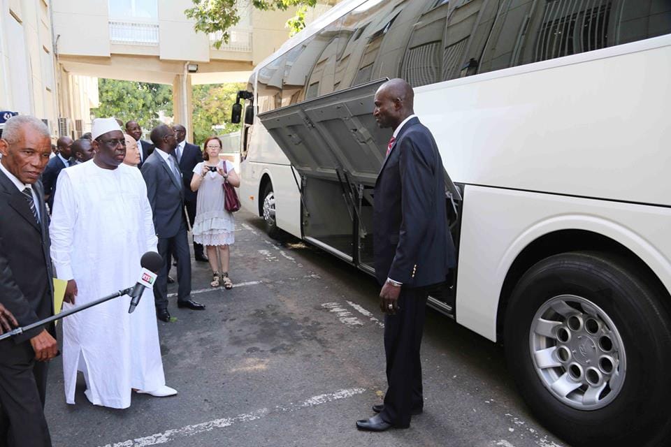 (5 Photos)-Le Président de la République réceptionne deux bus de la Corée du Sud