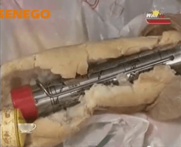 Vidéo: Les supporters tunisiens transforment les bombes fumigènes en sandwich pour les faire entrer au stade LSS. Regardez