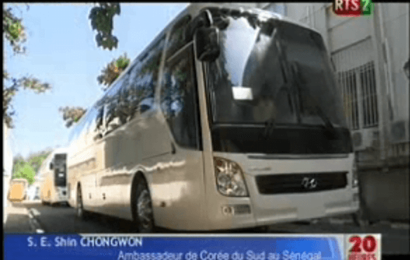 Vidéo: SOMMET DE LA FRANCOPHONIE : le président de la République reçoit 2 bus en guise de soutien de la Corée du Sud. Regardez