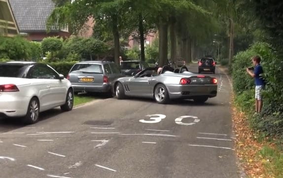 Vidéo: Il crashe sa Ferrari en voulant impressionner les gens, Regardez: