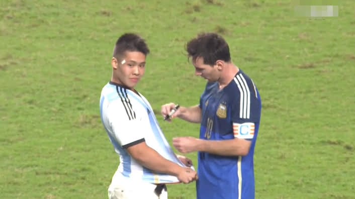 Vidéo: Lionel Messi dédicace le maillot d’un supporter qui a fait irruption en plein match. Regardez