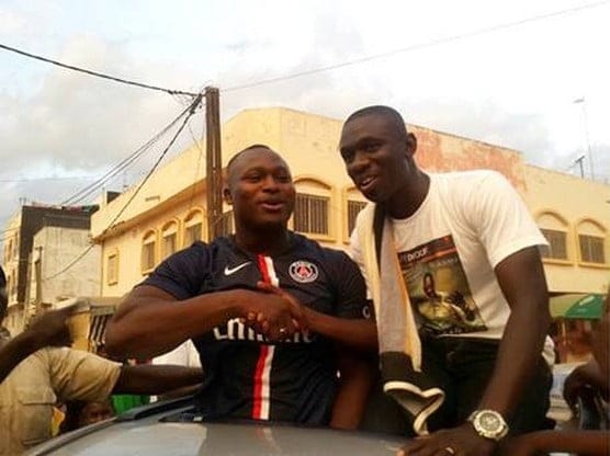 (2) Photos: Balla Gaye 2 et Modou Lo achétent chacun 150 albums « Rakadiou » de Pape Diouf. Regardez
