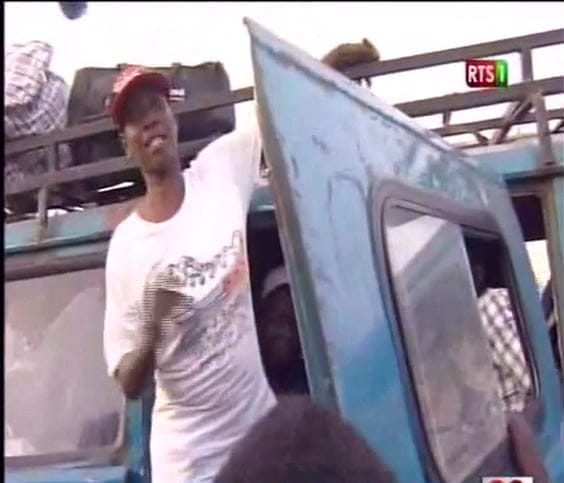 Vidéo: le mari est chauffeur, sa femme fait l&rsquo;apprenti. Regardez