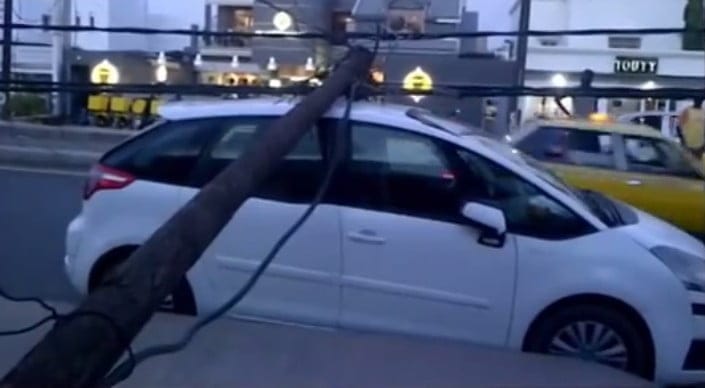Vidéo: le camion défonce le poteau électrique aux almadies. Regardez