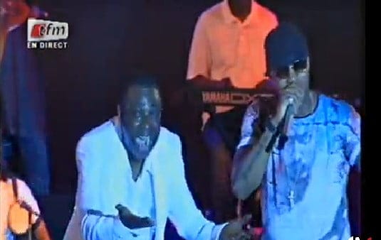 Vidéo: El Hadj Diouf chante son épouse Valerie au concert de Youssou Ndour. Regardez