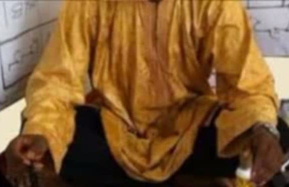 (Vidéo) démasqué, le faux marabout insulte la victime. Ecoutez