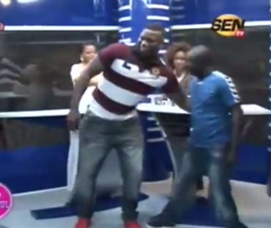 Vidéo: Tapha Tine soulève Malick Thiandoum avec une seule main… Regardez