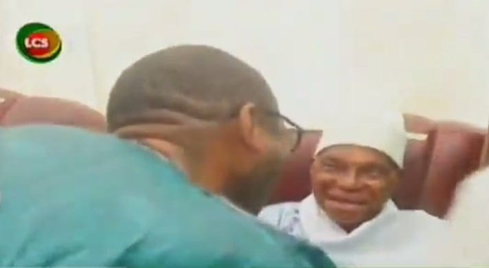 (Vidéo) La discussion de Youssou Ndour et Abdoulaye Wade à Massalikoul Djinane. Regardez