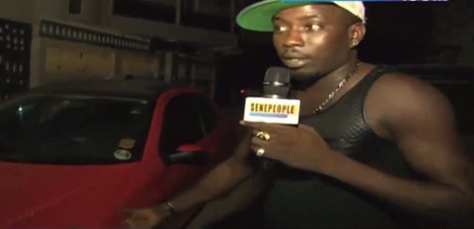 Vidéo: Hamady Badiane présente les voitures offertes par Wally Seck à ses musiciens. Regardez