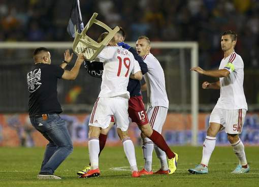 Photos: Un drone  sème la pagaille lors du match Serbie vs Albanie