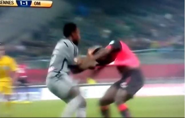 [Vidéo] Rennes-OM : Violente bagarre entre Ntep et Djédjé