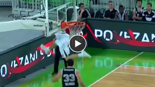 Vidéo: Tir de basket incroyable derrière la panneau, Regardez:
