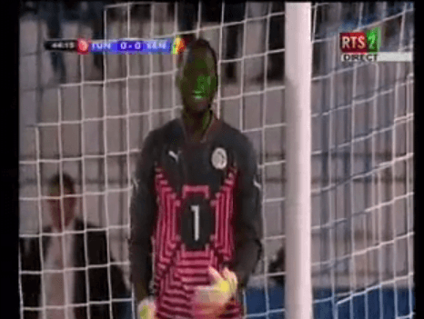 Video- Tunisie vs Sénégal: Le gardien Sénégalais Bouna Coundoul gêné par un laser Regardez
