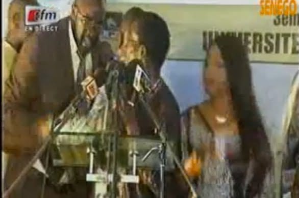 Vidéo: Une chanson pour Macky Sall, et Moustapha Cissé Lô récidive en distribuant de l’argent sur scène. Regardez