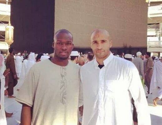 Photo: Moussa Sow et Diomansy Camara à la Mecque. Regardez