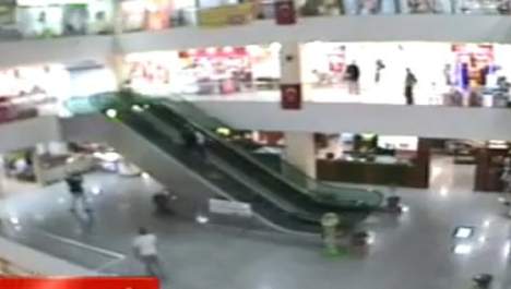 Vidéo: Il rattrape un enfant qui tombe d’un escalator, Regardez: