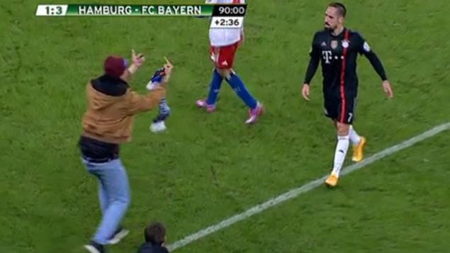 Vidéo: Franck Ribéry agressé sur la pelouse par un supporter. Regardez