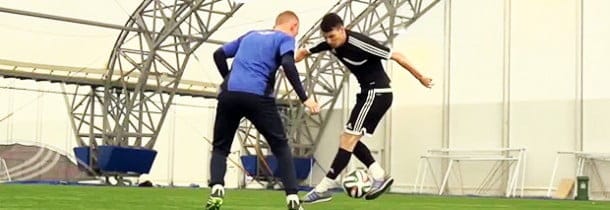 Vidéo: Les 10 meilleurs gestes techniques au football, Regardez: