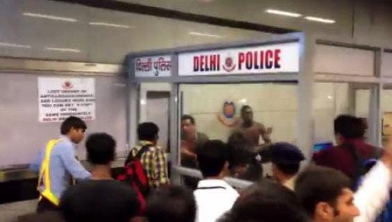 Vidéo: Des étudiants africains tabassés dans le métro à New Delhi, Regardez: