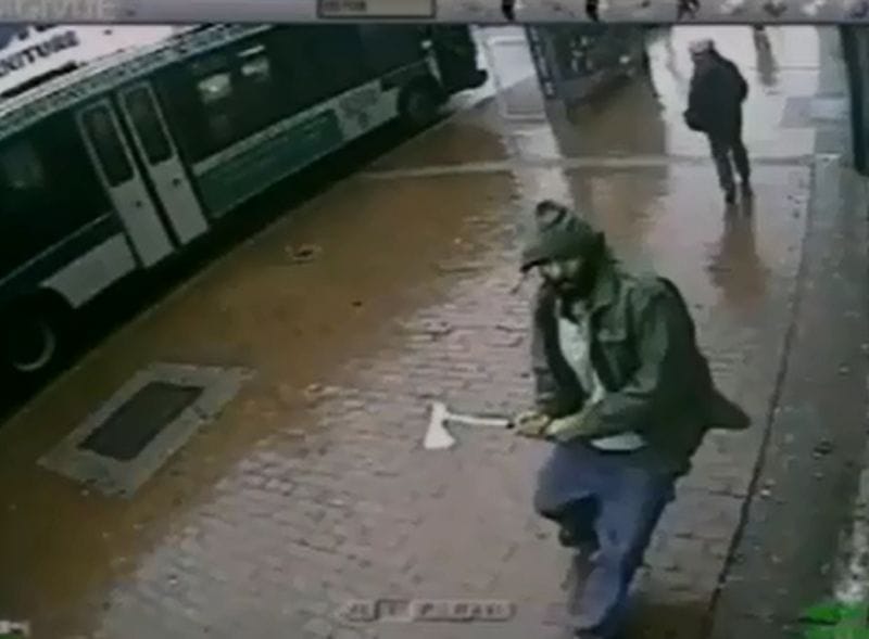 Vidéo: Des policiers attaqués à la hache à New-York, Regardez: