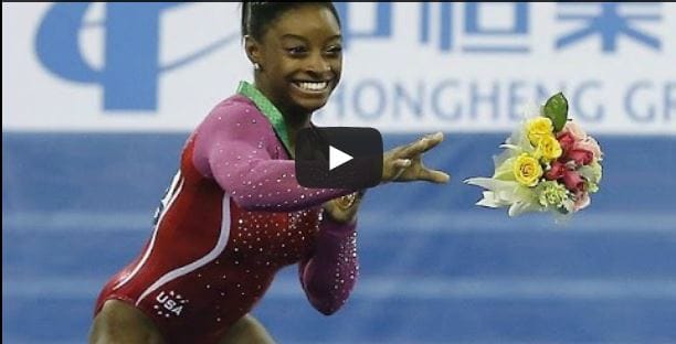Vidéo- L’athlète américaine Simone Biles attaquée par une abeille sur le podium
