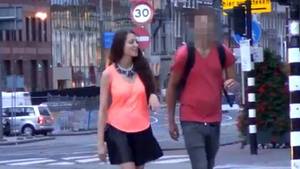 Vidéo: Une fille demande à des passants de coucher avec elle, Regardez: