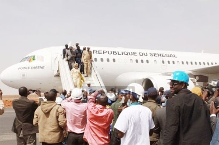 Vidéo : 1er atterrissage de Me Wade  sur la piste de l’aéroport de Diass en février 2012, Regardez :