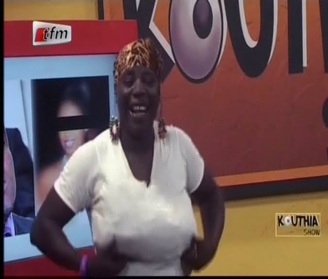 Video: Combat entre deux femmes de lutteurs ( Boury de Balla Gaye 2 vs Khoudia, de Eumeu Séne )