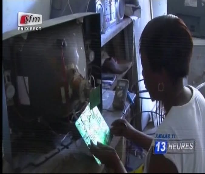 Vidéo: Fatou Mbodj, Première femme reparateur de television au senegal. Regardez