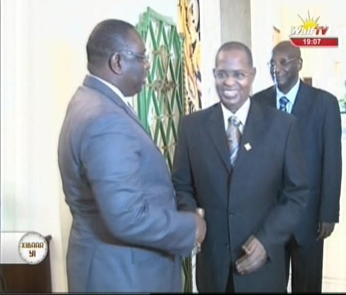 Macky Sall se moque du PDS « Si vous voulez marcher je vous emmène à Diamniadio, il y a un grand boulevard » Regardez