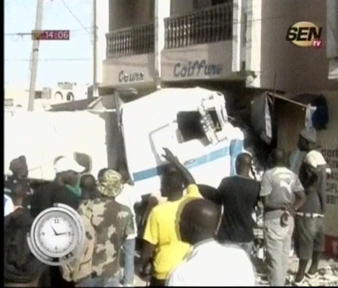 Video: Un camion rempli de sacs de ciment termine sa course dans une maison Regardez