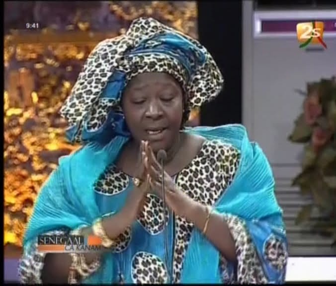 Vidéo: Accusée d’avoir détourné 1.150.000 FCfa, la cantatrice Soda Mama Fall très en colère solde ses comptes sur le plateau de la 2stv