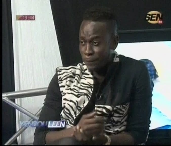 Vidéo –  Invité sur le plateau de Yendouleen Soriba chante son arrestation, sa vie en prison, tout y passe. Regardez