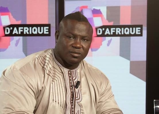 Photo: Bombardier sur le plateau de Canal Plus d’Afrique. Regardez