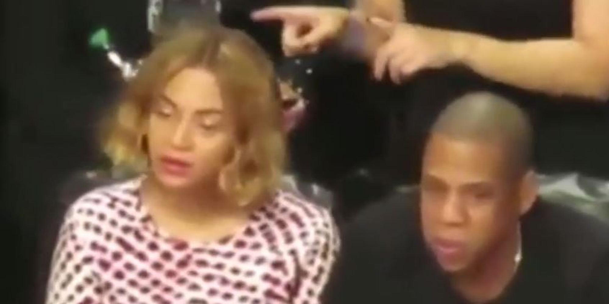 Vidéo: Beyoncé se balance, était-elle possédée ou droguée? Regardez:
